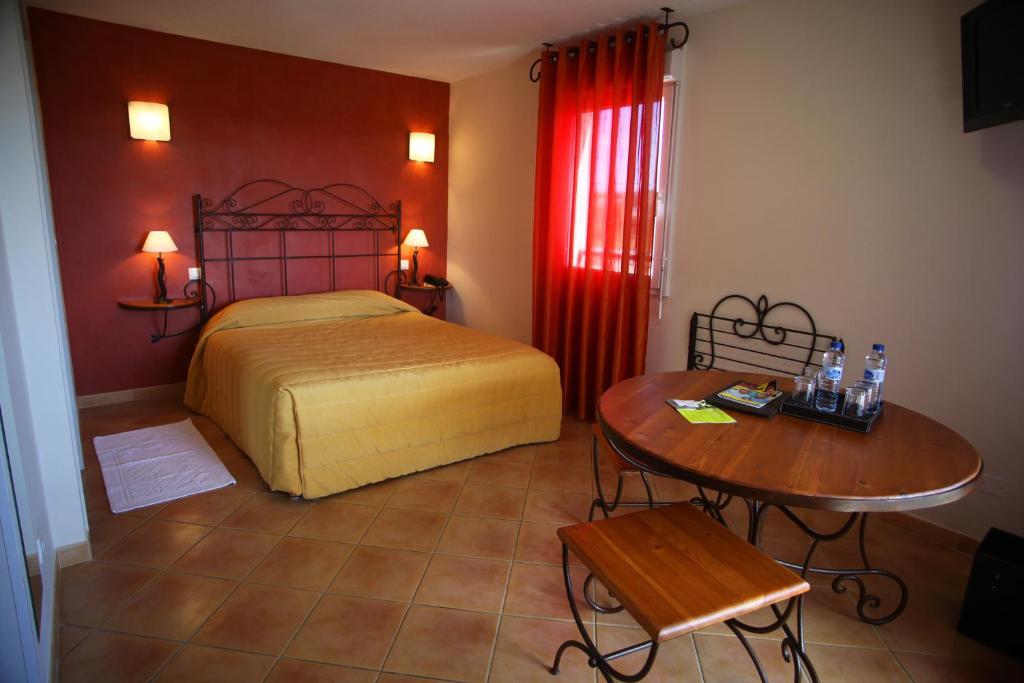 Hotel Restaurant Le Gardon - Pont Du Gard Collias Экстерьер фото